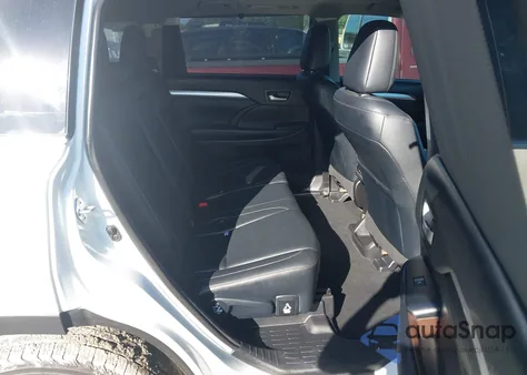 2018 Toyota Highlander Xle z USA, uszkodzony, nr VIN 5TDKZRFH9JS546214